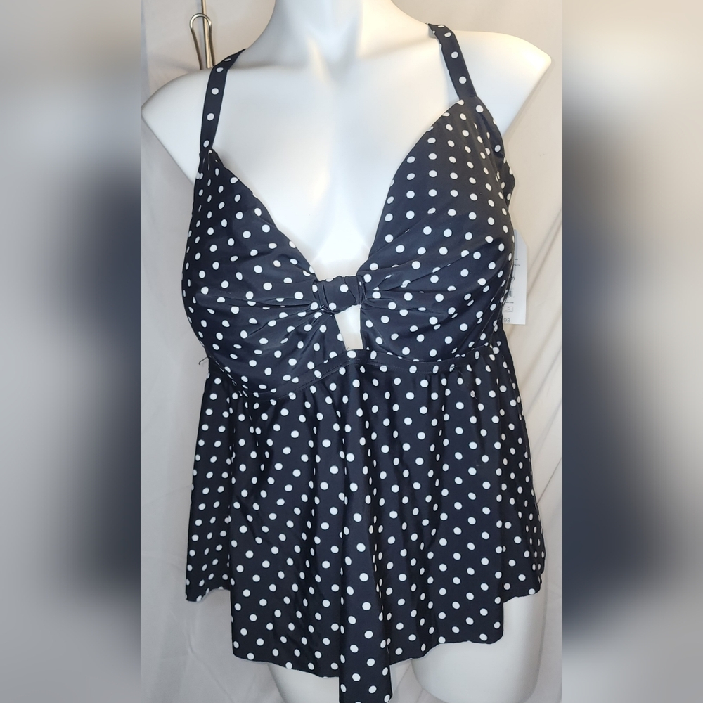 Tie knot Tankini w/white polka dots & a sweetheart neckline. Size 3xl (24w-26w)